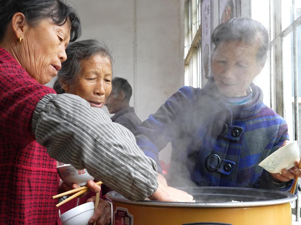 乡村“志愿红”照亮“夕阳红”