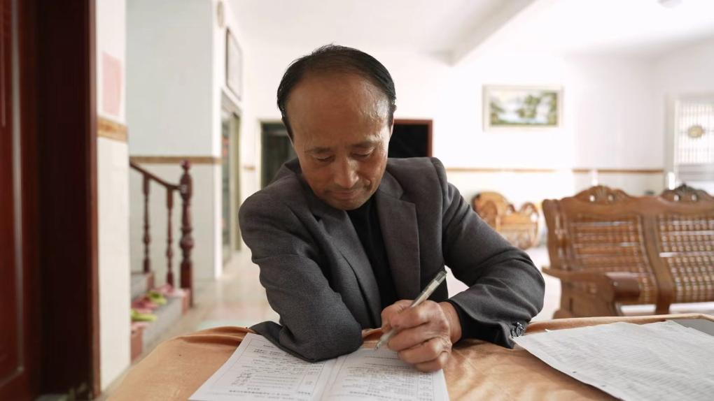 “因为自己淋过雨,所以想为别人撑把伞”——独臂老周的暖心故事