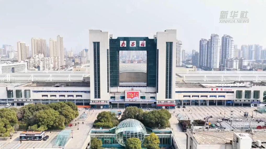 迎春运  无人机给火车站“洗白白”