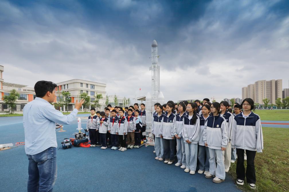 特写：“水火箭”点燃乡村航天梦