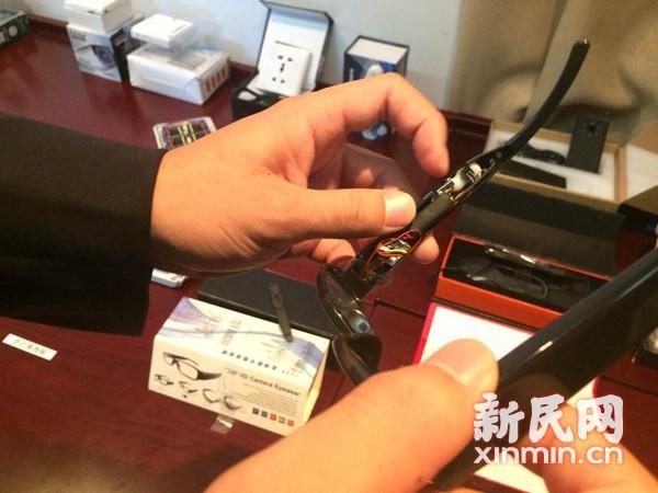 2015年国考前:上海警方缴获大量的作弊神器