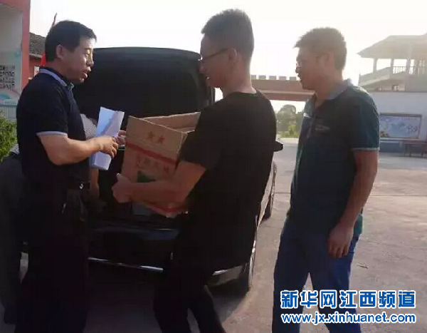 江西师范大学:看望金溪留守儿童学校的志愿者