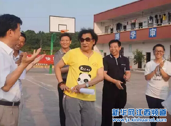 江西师范大学:看望金溪留守儿童学校的志愿者