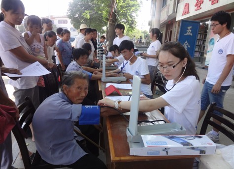 南昌大学医学院暑期三下乡开展义诊活动