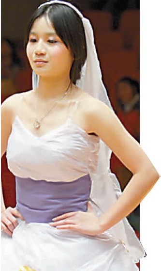 废弃纸塑料袋华丽转身 大学生演绎环保时装秀