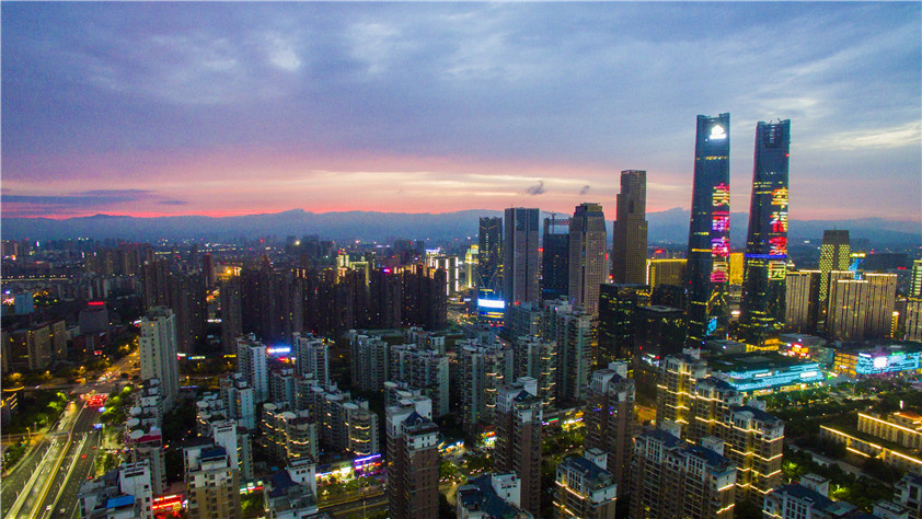 航拍视频：新华鹰“飞阅”军旗升起的地方