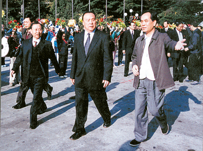全国政协副主席白立忱,九江市委书记刘积福,市委常委,管理局党委书记