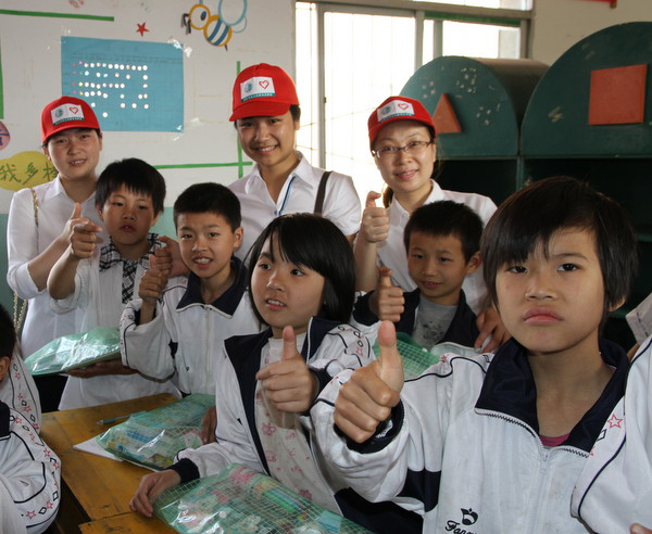 上饶县供电一帮一结对让特殊学生感受温暖