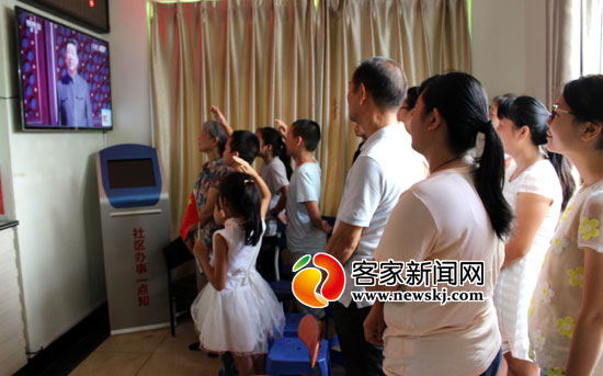 章贡区干部群众观看阅兵直播 感受中国力量