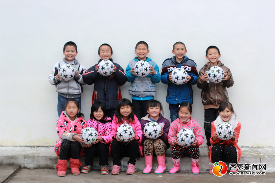 所26个学生的学校 一支高山上的校园足球队--新