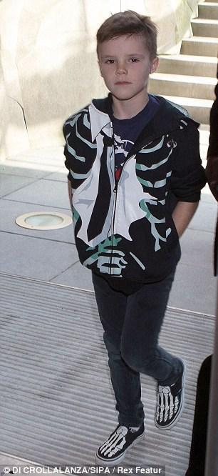 天生模特!小贝爱子酷炫墨镜显巨星范