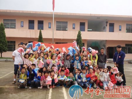 两地公益组织联手 190双雨鞋送到3所农村小学