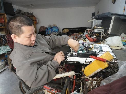 轮椅上的修理师:身残志坚自强不息(图)