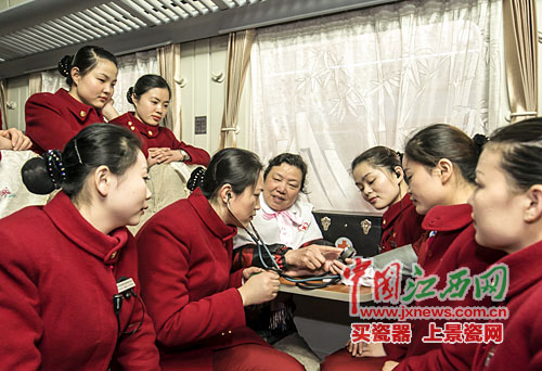 南丁格尔奖章获得者邹德凤 列车上讲解急救常识