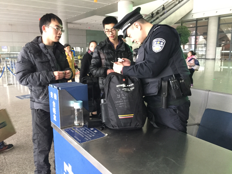 旅客粗心拿错包 南昌西车站派出所物归原主