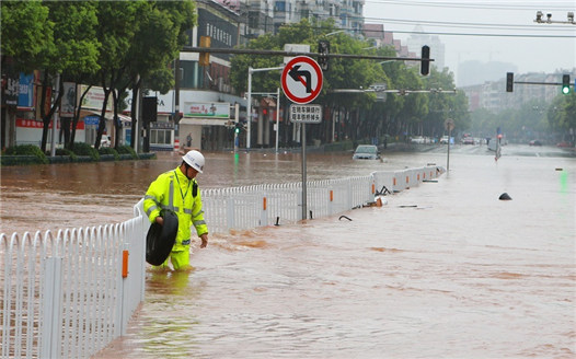 江西萍鄉：暴雨中堅守的&ldquo;熒光黃&rdquo;