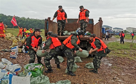 江西余江一圩堤出現滑坡險情 軍民冒雨連夜處置