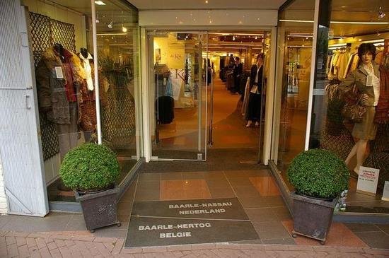 在这个双国籍小镇 走路一不小心就跨国了!