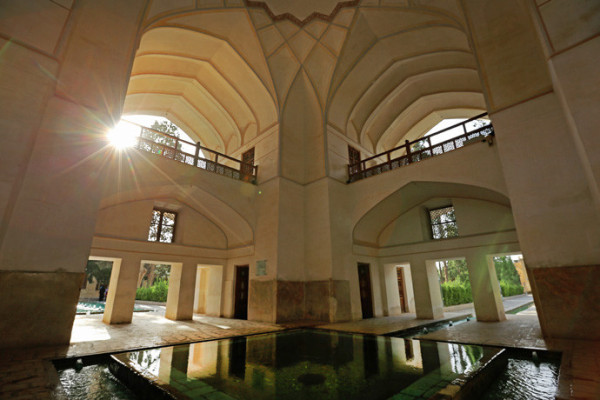 头巾遮不住伊朗美女的风情万种