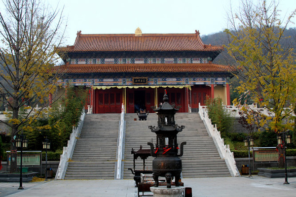 朋友,您知道中国江北最大的佛教寺院在哪里吗?听京城民族宗教界的朋友介绍说,在青岛,是青岛的灵珠山菩提寺。 一个周末,和朋友们兴冲冲地赶往青岛灵珠山街道,在青岛小珠山风管委一位导游的陪同下走进了被峰峦和森林环抱的灵珠山菩提寺。这是一个十分美丽的地方,幽静怡然,梵音缭绕,是人们心中的一片净土。 导游,一位干练的小伙子。他告诉我们,灵珠山菩提寺位于青岛市黄岛区灵珠山街道办事处辖区内,占地80多亩,主殿有山门殿、天王殿、大雄宝殿、藏经阁、观音殿、舍利塔、钟鼓楼等建筑面积8000平方米,是江北最大的