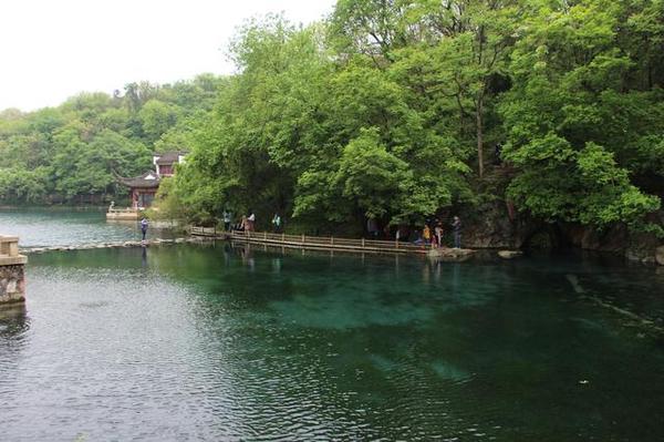 探秘南京浦口珍珠泉 镜山湖畔划竹筏